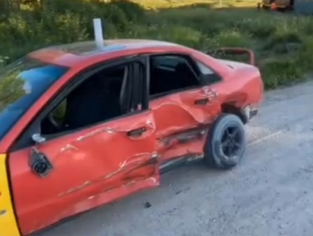 Под Алуксне автомобиль врезался в легендарный узкоколейный «Банитис». ВИДЕО