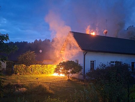 Молния попала в дом под Ригой: огонь уничтожил 175 квадратных метров (ВИДЕО)