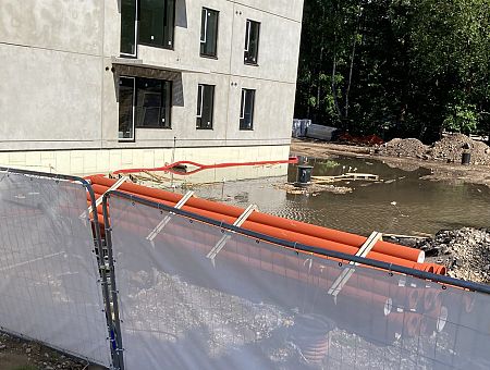 «Вместе с квартирой получите бассейн во дворе»: в сети критикуют новостройку (ФОТО)
