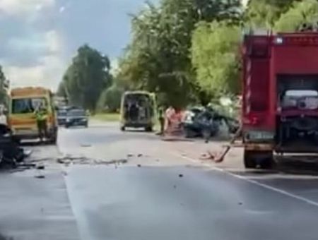 Трагедия на дороге в Елгаву: в тяжелой аварии погиб человек (видео)