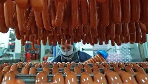 Целлофан вместо мяса? Что нам продают под видом сосисок