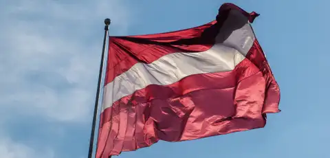 Jelgavā sāk kriminālprocesu par valsts karoga nomešanu zemē