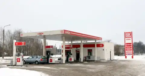 Нужно запретить им торговать напитками и бутербродами! Люди жалуются на очереди на заправках