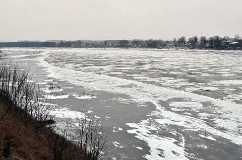 Река помялась? На воде Даугавы зафиксирован необычный эффект от снега и льда. ФОТО