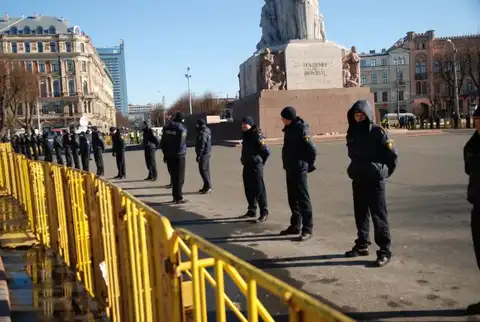 Памятник Свободы теперь будут закрывать от фанатов