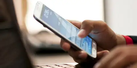 Латвиец открыл SMS якобы из налоговой и в момент лишился 2500 евро на счету: подробности