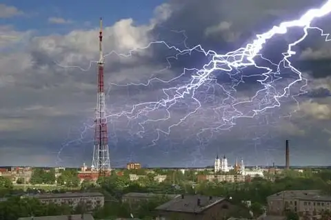 Компьютер с подключенными наушниками во время грозы опасен: спасатели