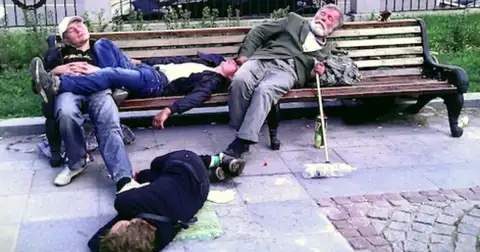 У многих бездомных большие долги: откуда они?