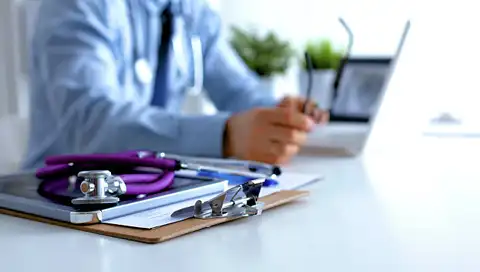 Mediķu arodbiedrība lūdz samazināt finansējumu aizsardzībai par labu veselības nozarei