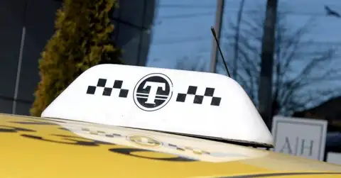 Из-за переименования улиц в столице рижанка переплатила за такси почти в тройном размере