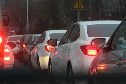 Авария на Густава Земгала гатве: грузовики и авто перекрыли движение