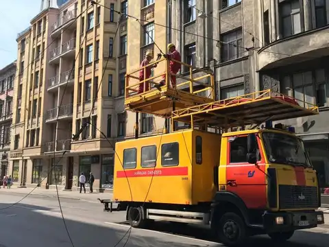 И перережут провода! В Риге начинают чистить небо от незаконных кабелей