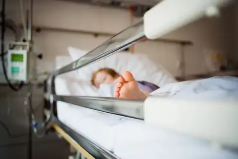 Один ребенок умер, второй в больнице: врачи называют это совпадением