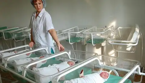 Медики отметили, что в регионах Латвии слишком много родильных отделений