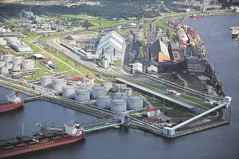 Ventspils tirdzniecības ostā ar pacēlāju sabraukta sieviete