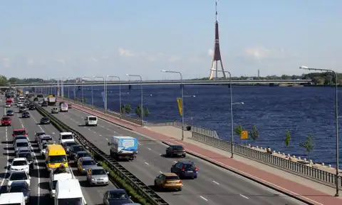 На огромной скорости «BMW» маневрировала на трассе, влетела в бордюр и пять раз перевернулась: авария на Краста