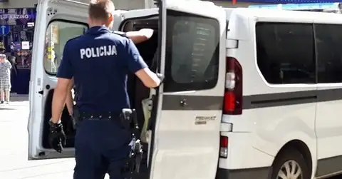 Rīgā sabiedriskā transporta pieturā sievietei iesit pa galvu un nolaupa mantas