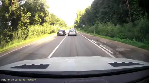 Aptauja: Latvijā 66% autovadītāju mēdz braukt agresīvi