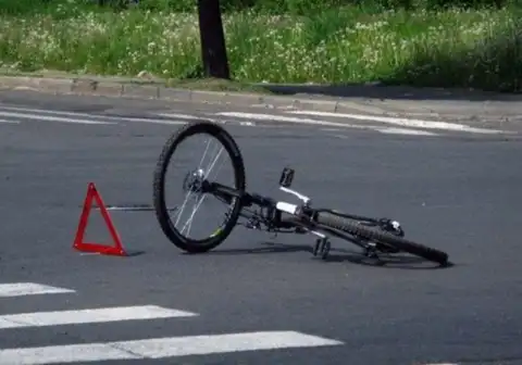 В Риге два велосипедиста попали под автобус, один из них погиб