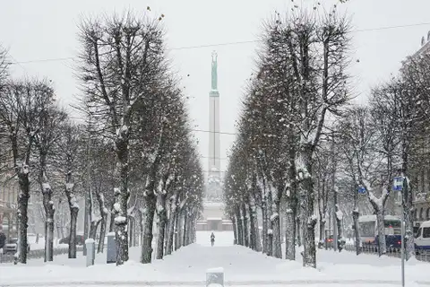 Svētdien daudzviet Latvijā turpināsies snigšana