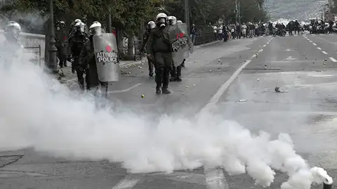 Греки бунтуют: не хотят 13-часовой рабочий день, а хотят 7 часов/5 дней/35 часов в неделю