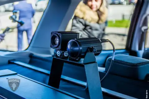 Ar 360 grādu kameru aprīkotais policijas mikroautobuss pirmajā mēnesī konstatējis 600 satiksmes noteikumu pārkāpumus