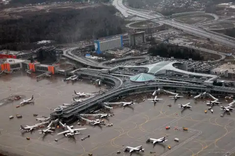 В 26 крупных аэропортах России ограничили заправку самолетов