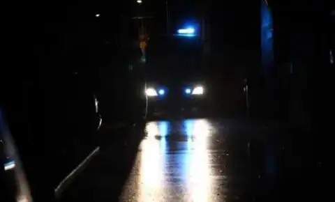 Rīgā pusaudži demolē atkritumu konteinerus un pretojas policijai
