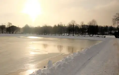 Nedēļas nogalē gaidāms atkusnis, nokrišņi un brāzmains vējš