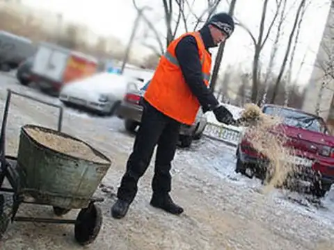 Соль на наших улицах: как спасать ботинки и колеса?