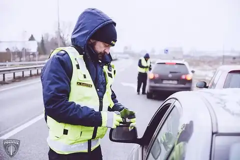 Настолько пьяные, что пришлось отбирать машины: сводка дорожной полиции