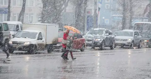 Atkalas dēļ braukšanas apstākļi uz vairākiem ceļiem ir ļoti apgrūtināti, slidenas arī ietves