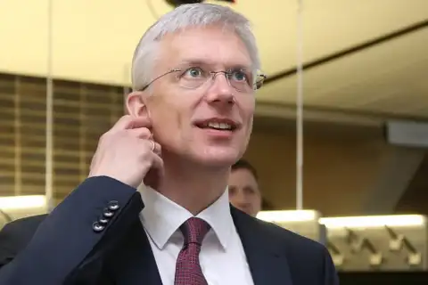 AS un NA skeptiski par iespējām strādāt jaunā Kariņa vadītā valdībā