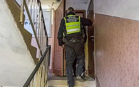 Женщина заснула со спущенными штанами: в Вецмилгрависе соседи сообщили полиции о пьяной матери малыша
