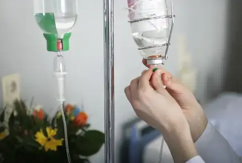 Палаты переполнены и пациенты все тяжелые: в больницах наплыв жертв ДТП и отравлений