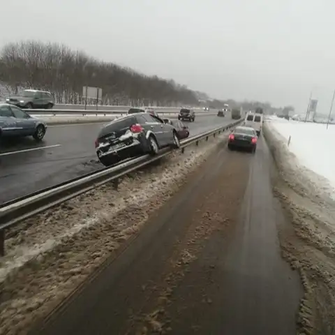 Šoziem no ceļa noslīdējuši par 60% vairāk auto nekā pērn un avārijas bijušas smagākas