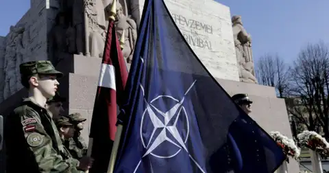 И истребители на низкой высоте: у памятника Свободы — выставка военной техники НАТО