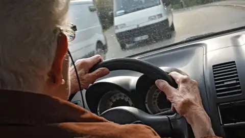 «Езжу и буду ездить»: 83-летняя водительница сбила пенсионерку, лишилась прав, но села за руль и без них