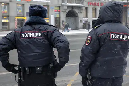 Водители грузовых такси устроили драку со стрельбой в торговом центре в Москве