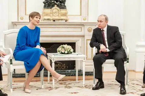 “Ноги раздвигает все шире”: эксперт по этикету оценила лидерские качества Путина