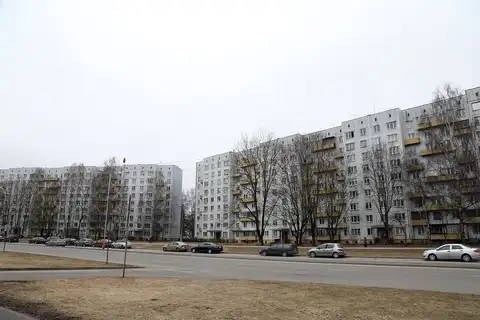 Кто так паркуется! Машина спецслужб застряла во дворах Иманты (ФОТО)