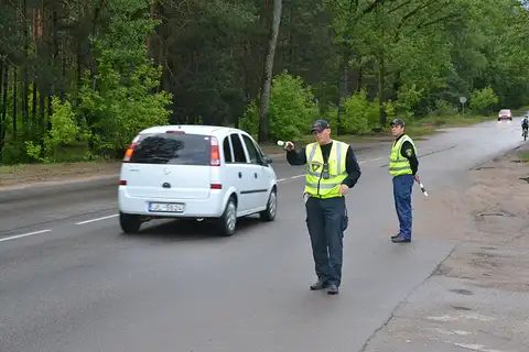 Совсем озверели: в Видземе водитель напал на полицейского