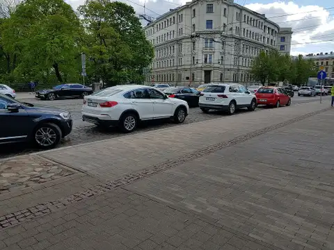 Да это же нарушение ПДД и штраф! Журналисты обратили внимание на разрешенную на мосту парковку
