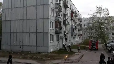 Жуткий случай в Лиепае: после ссоры с женой муж залил бензином квартиру и поджёг