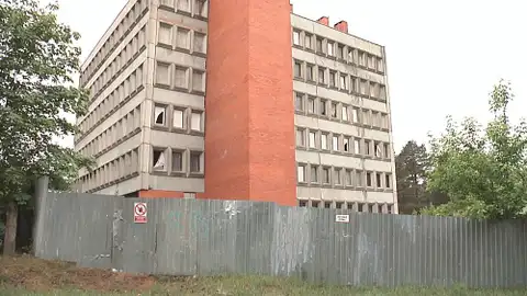«Одна девочка уже упала в шахту лифта»: заброшенное здание стало «пунктом сбора» молодёжи Вецмилгрависа