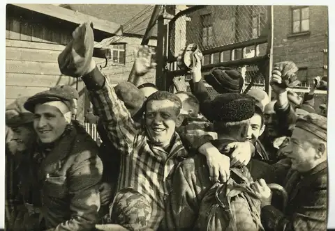 «Люди мира, на минуту встаньте!» Памятные мероприятия в Бухенвальде в честь 76-летия освобождения