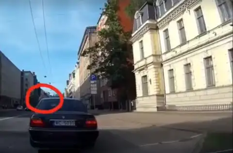 Водитель в Риге чуть не создал ДТП, показал неприличный жест и оказался мастером парковки