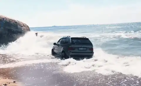 Видео: в Лиепае BMW X5 «купался» в море