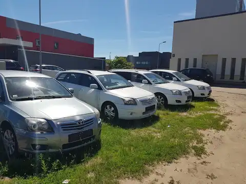 Таинственная автосвалка в Плявниеках: брошенные такси вызвали вопросы у местных жителей
