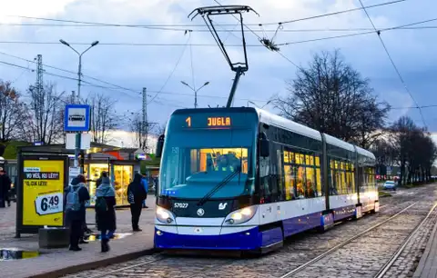 Rīgā tramvaja sliežu remontdarbu laikā 1., 2., 5., 10. tramvajs no pirmdienas kursēs caur Centrāltirgu